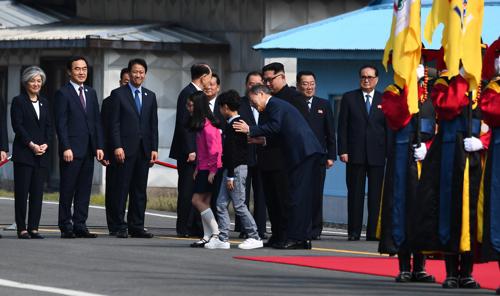 金正恩与花童合影后 这个烫发的小男孩火了