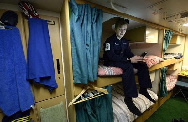 美法航母接连被新冠攻破, 为何航母更易感染