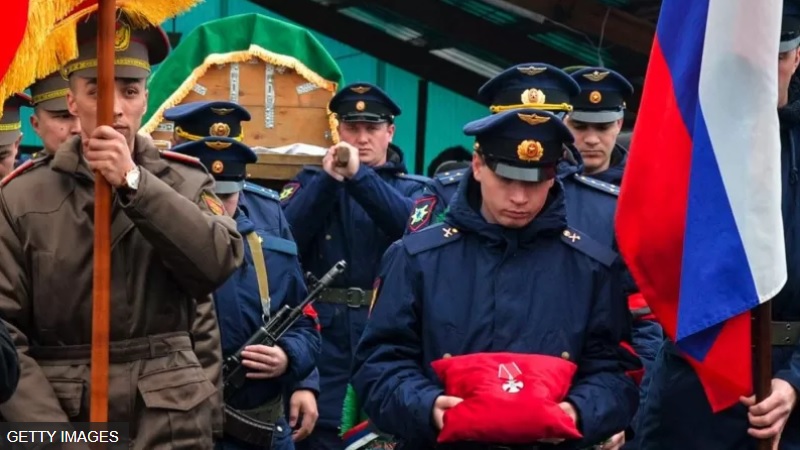 阵亡士兵的葬礼上展示他获得的军功章