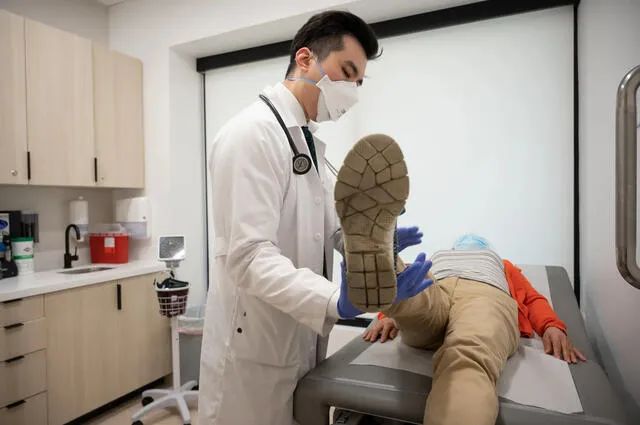 谭自强在纽约布鲁克林给病人看病