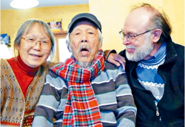 这对夫妻自己也从一对年轻夫妇变成了老人。下面是老人刚去时和老人晚年时，他们三个照片的对比图 ...