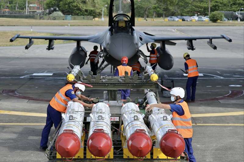台军5联队的F-16V战机挂载导弹