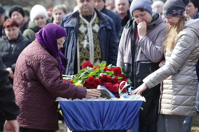 乌克兰巴赫穆特，民众参加为军事行动中丧生的乌克兰士兵举行的葬礼