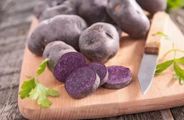 紫薯之所以是紫色的，因为其中含有花青素