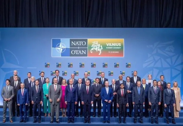 32个成员国的首脑以及北约秘书长一起拍摄了“全家福”