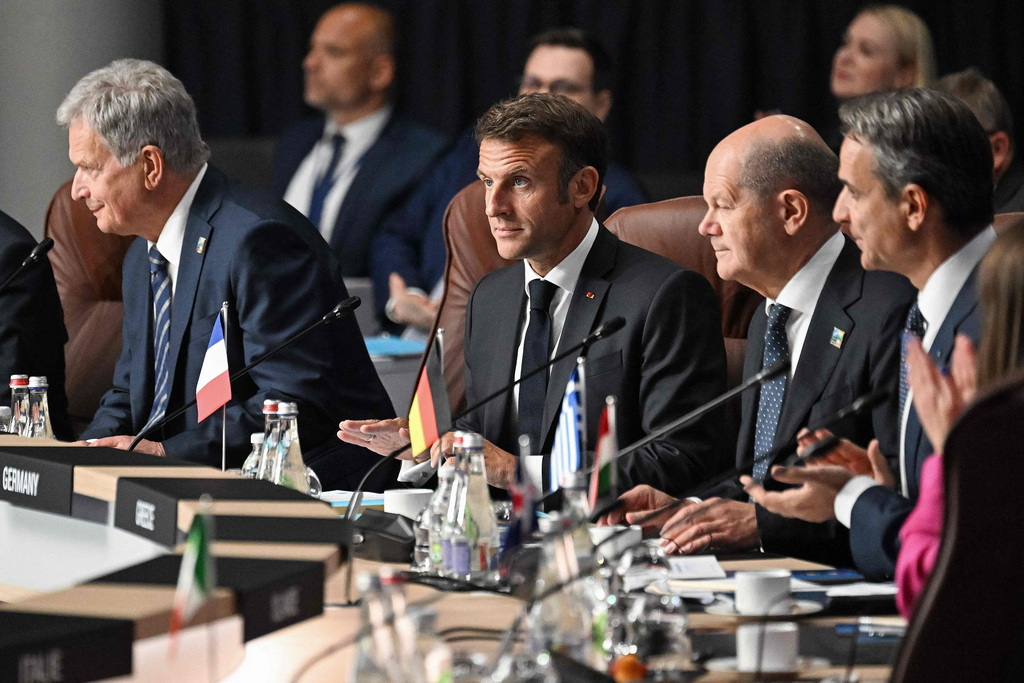当地时间7月11日，法国总统马克龙（中）出席北约峰会