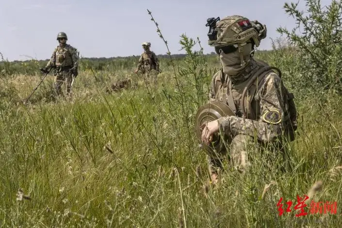 乌军第102国土防卫旅的地雷引爆部队的士兵正在进行训练