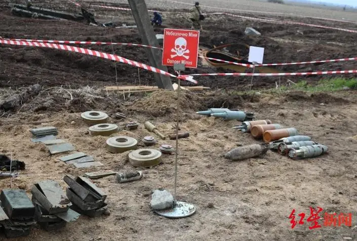 乌方在清理地雷时发现了未爆弹药和其他爆炸装置