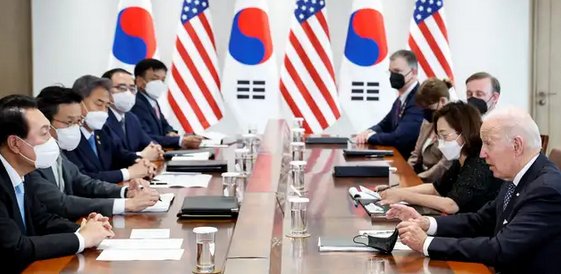 拜登去年访问韩国，与韩国总统尹锡悦举行会谈