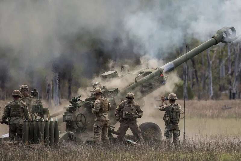 美军在“护身军刀2023”演习中发射M777榴弹炮