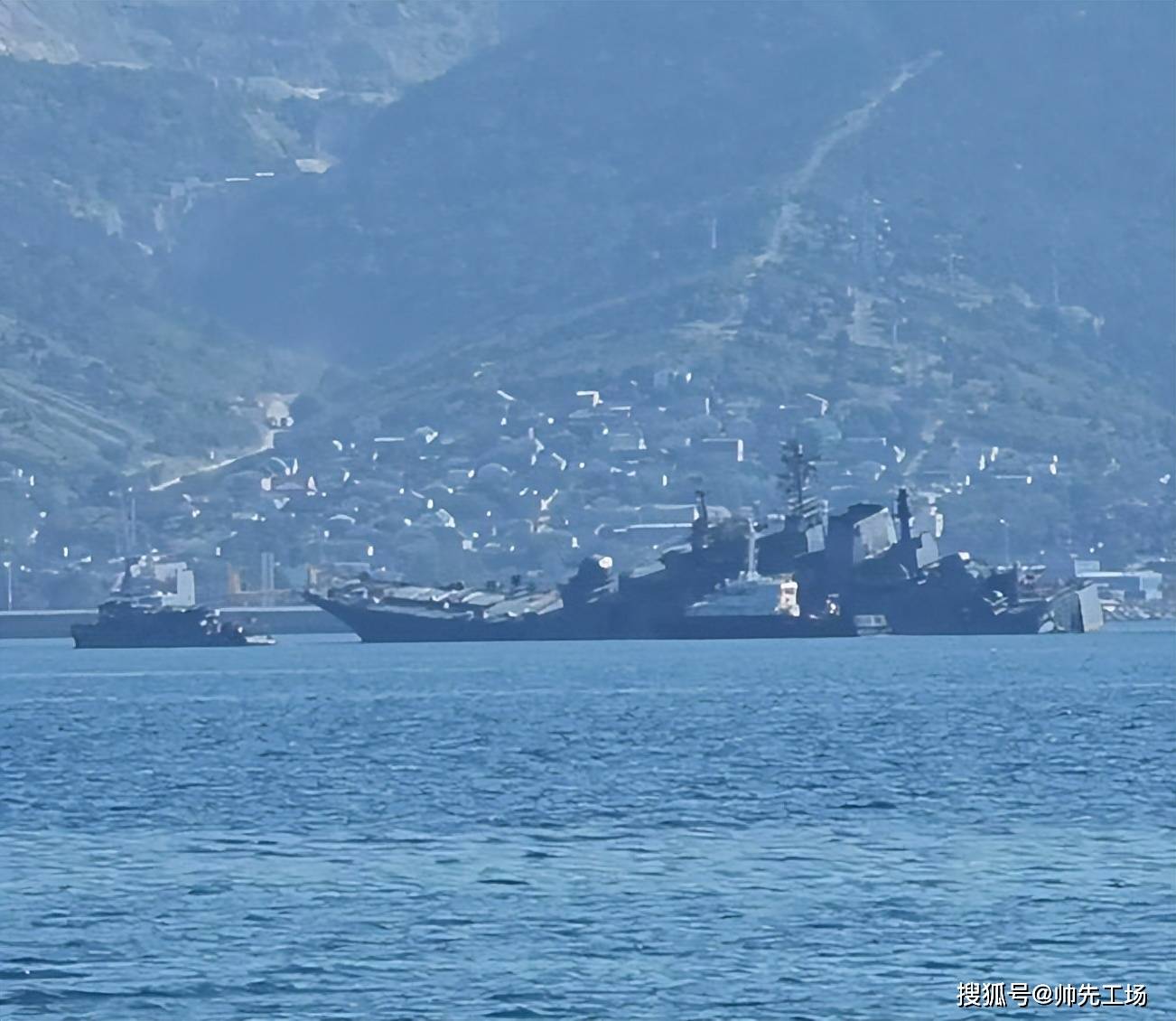 俄罗斯拖船，正在拖拽正在逐渐下沉俄军军舰
