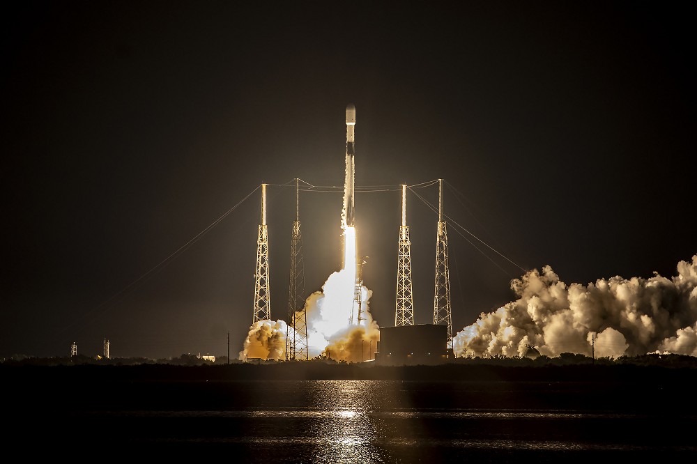 SpaceX利用可回收运载系统，大幅降低发射卫星所需的成本
