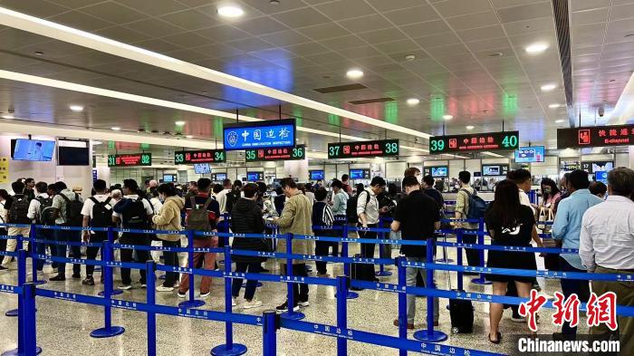 上海浦东国际机场边检查验大厅，旅客有序排队候检
