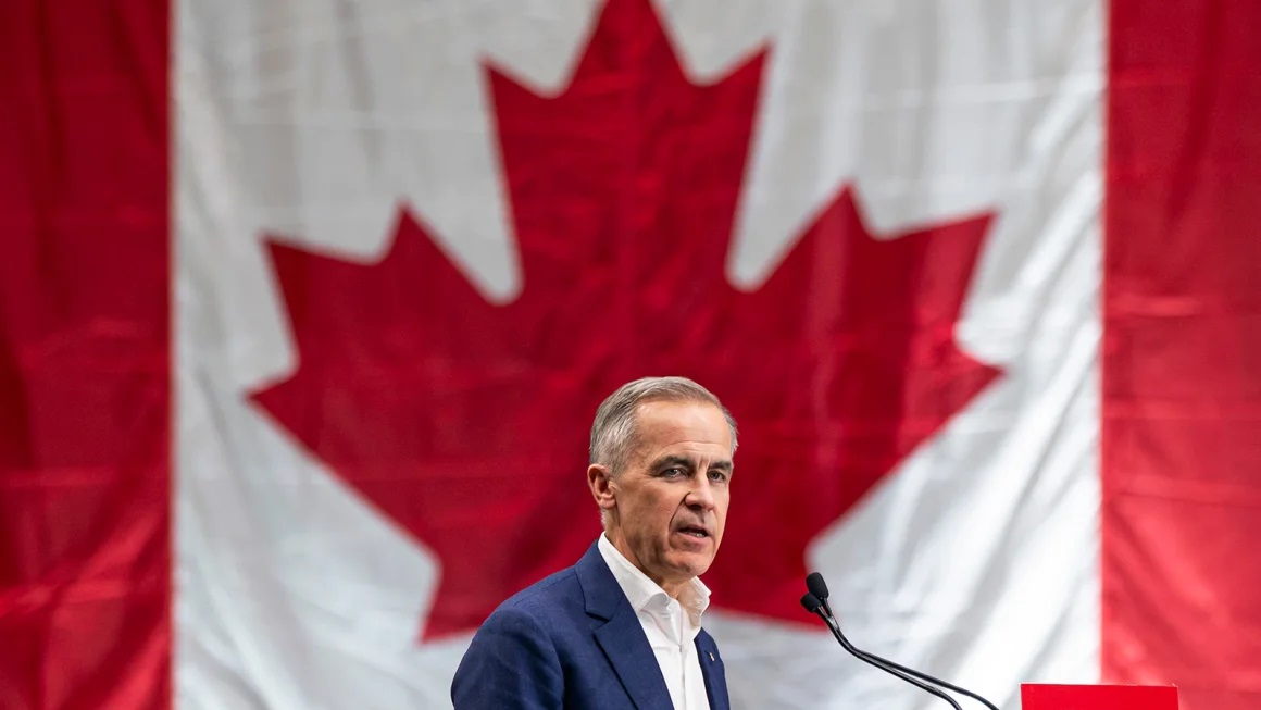 加拿大总理兼自由党领袖马克·卡尼在加拿大萨里举行的集会上向支持者发表讲话 ...