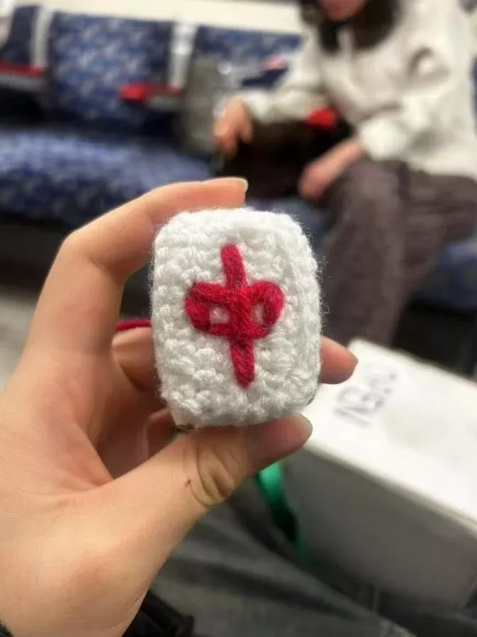 琦琦打工时，收到了隔壁店同事送的手作麻将