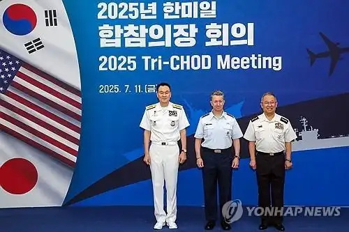 韩国联合参谋本部议长金明秀（左起）、美军参谋长联席会议主席丹·凯恩、日本自卫队统合幕僚长吉田圭秀合影 ...