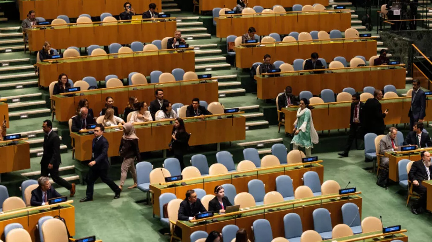 在美国纽约联合国总部，各国代表们在以色列总理内塔尼亚胡 在第 80 届联合国大会 上发表讲话之前离场 ...