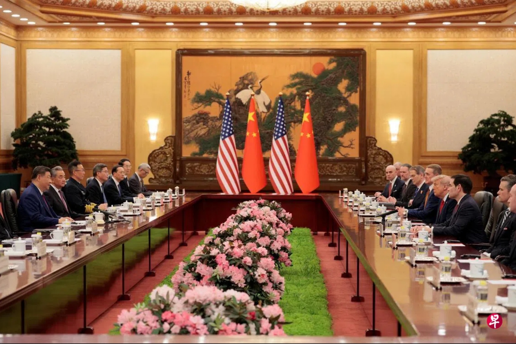 中国国家主席习近平（左一）星期四（5月14日）上午在北京人民大会堂与到访的美国总统特朗普（右四）举行会 ...