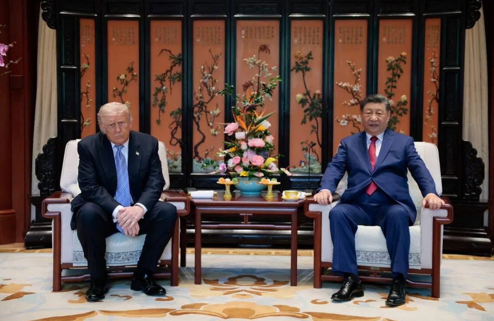 美国总统特朗普（左）星期五（5月15日）在中南海与中国国家主席习近平举行小范围会晤 ...